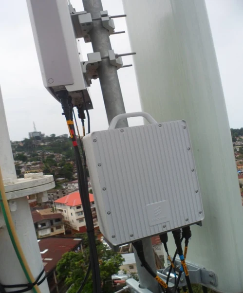 Microwave radio equipment mounted on a telecommunications installation